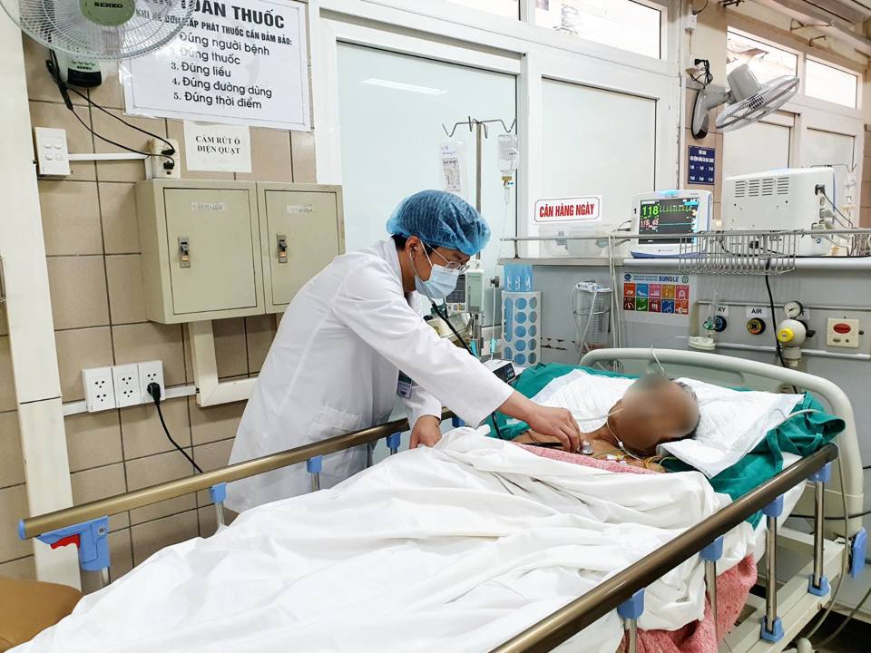 Chăm s&oacute;c bệnh nh&acirc;n bị ngộ độc thực phẩm tại Bệnh viện Bạch Mai. Ảnh: Lu&acirc;n Đặng