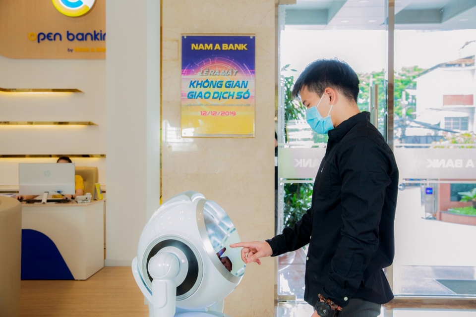 Giao dịch với Robot OPBA tại Nam A Bank. Ảnh: Việt Linh &nbsp;