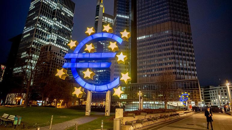 Theo Eurostat, lạm pháttrong tháng 6 đã leo lên mức hai con số ở một số nước sử dụng đồng euro . Ảnh: AP