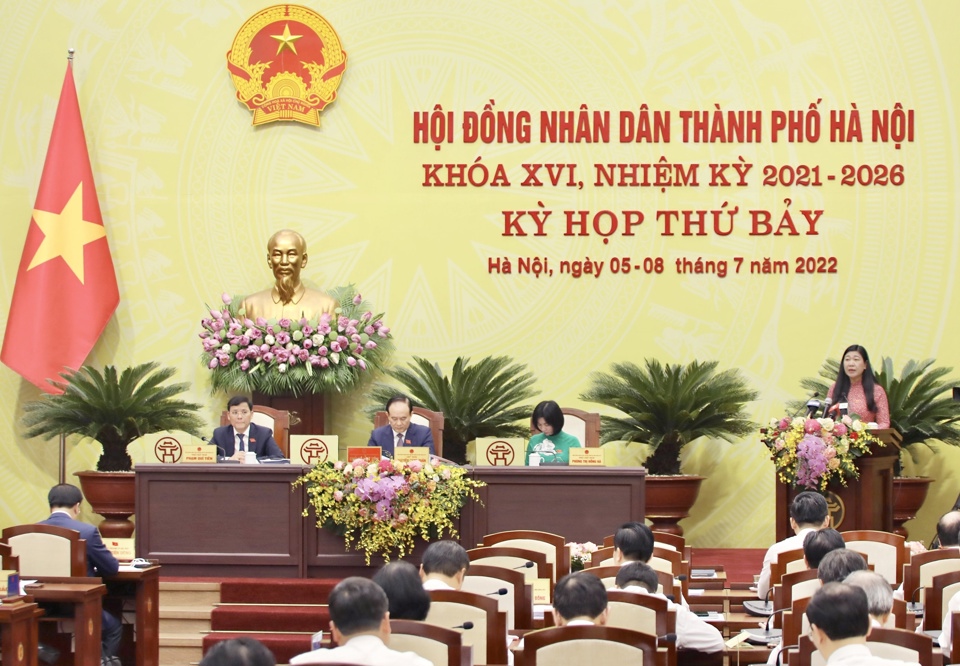 Chủ tịch Ủy ban MTTQ Việt Nam TP Nguyễn Lan Hương tr&igrave;nh b&agrave;y b&aacute;o c&aacute;o tại kỳ họp