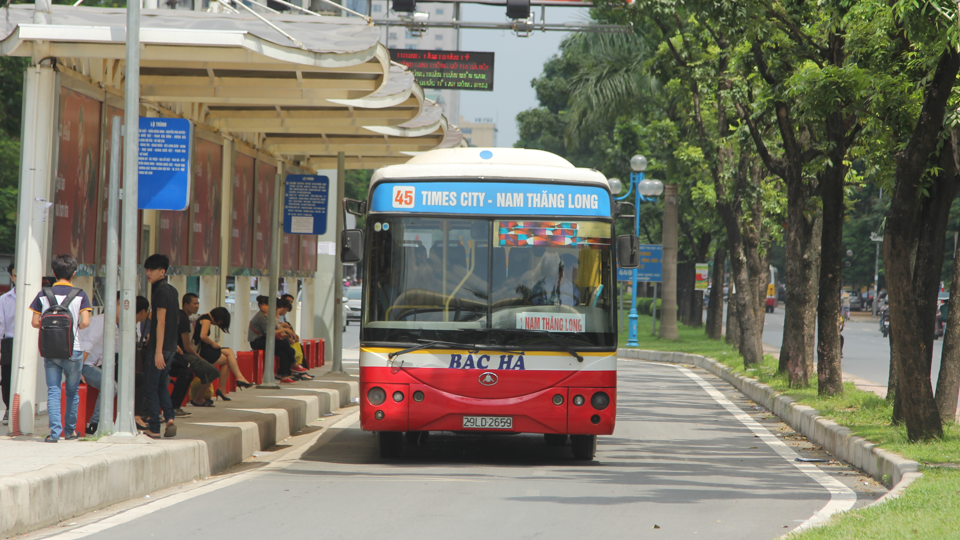 Xe bu&yacute;t số 45 tr&ecirc;n đường Ho&agrave;ng Quốc Việt, H&agrave; Nội. Ảnh: Phạm H&ugrave;ng &nbsp;