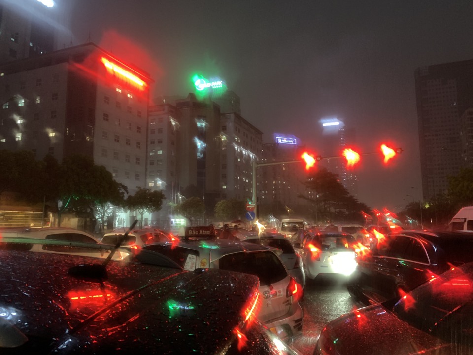 Hà Nội: Mưa lớn đúng giờ tan tầm khiến nhiều tuyến phố ngập nặng, ùn tắc - Ảnh 9