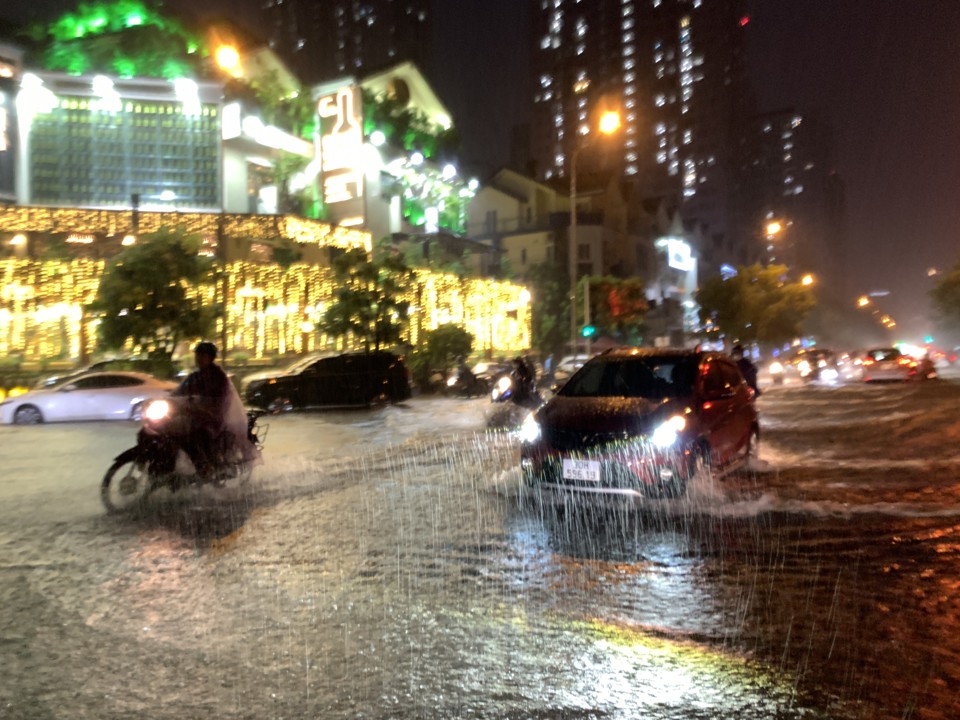 Hà Nội: Mưa lớn đúng giờ tan tầm khiến nhiều tuyến phố ngập nặng, ùn tắc - Ảnh 6