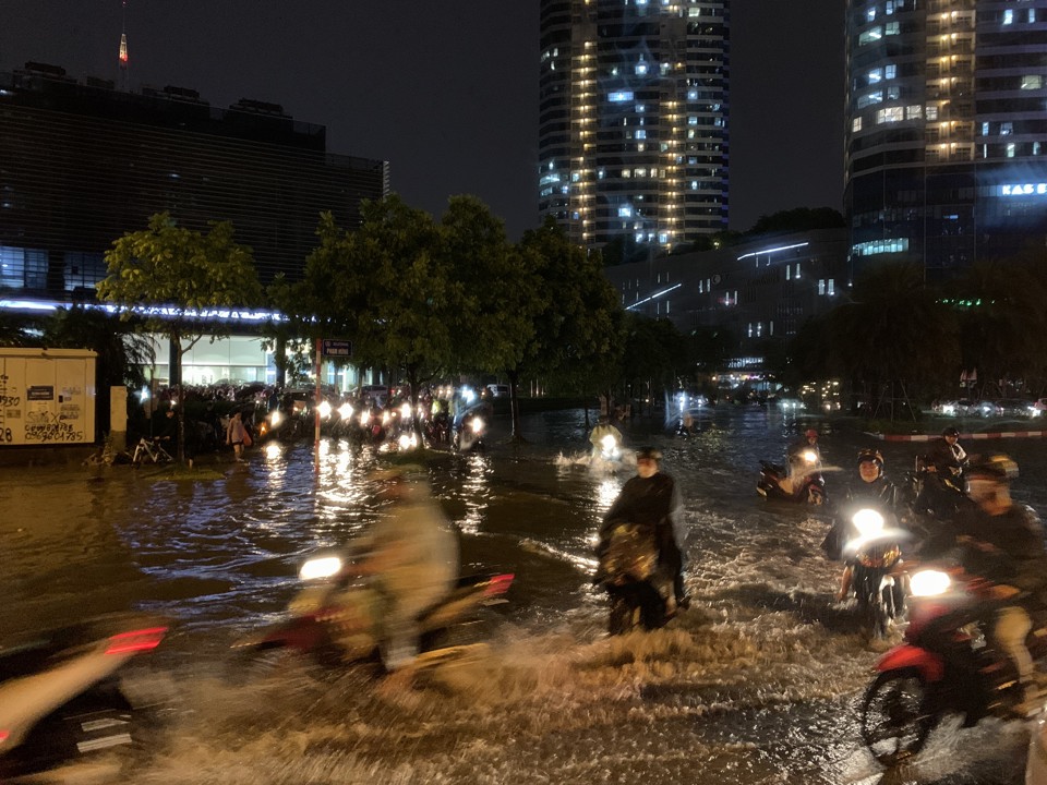 Hà Nội: Mưa lớn đúng giờ tan tầm khiến nhiều tuyến phố ngập nặng, ùn tắc - Ảnh 8