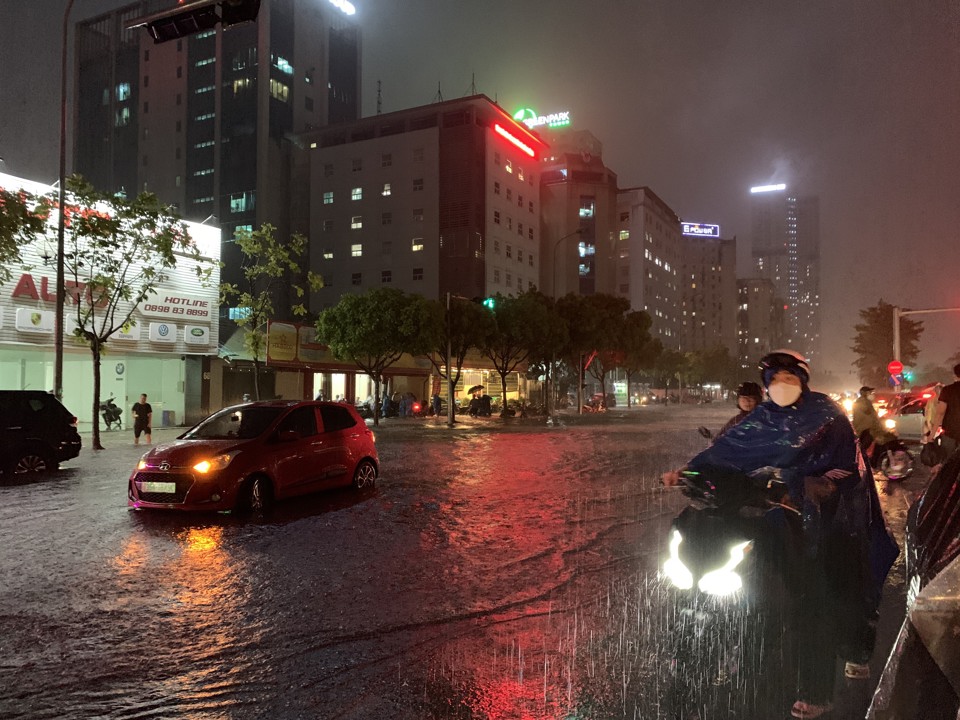 Hà Nội: Mưa lớn đúng giờ tan tầm khiến nhiều tuyến phố ngập nặng, ùn tắc - Ảnh 7