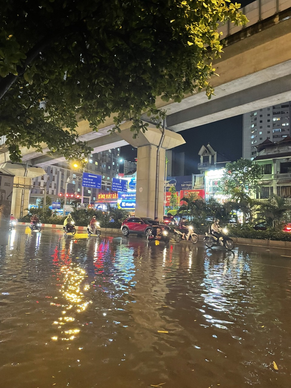 Hà Nội: Mưa lớn đúng giờ tan tầm khiến nhiều tuyến phố ngập nặng, ùn tắc - Ảnh 2