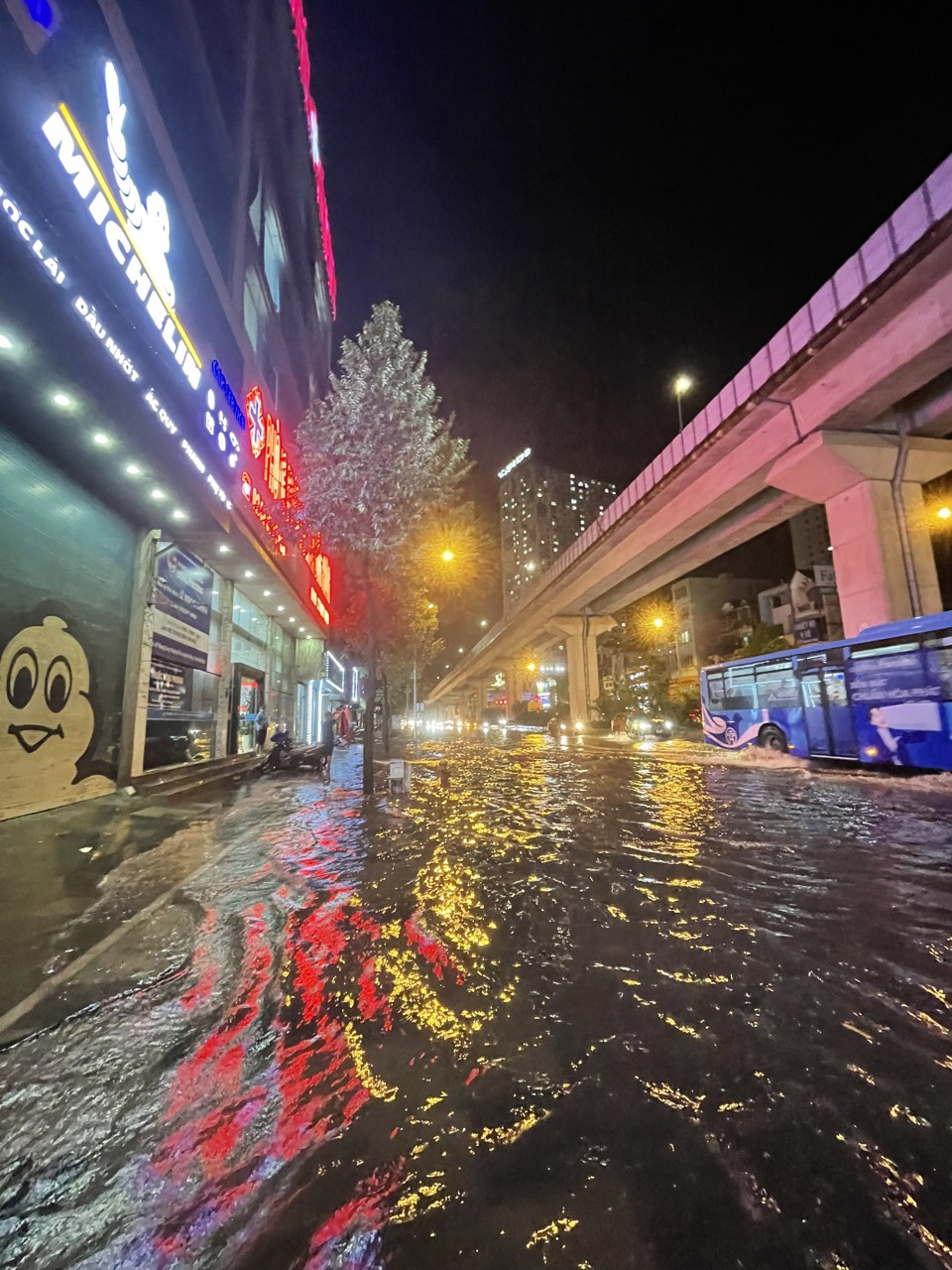 Hà Nội: Mưa lớn đúng giờ tan tầm khiến nhiều tuyến phố ngập nặng, ùn tắc - Ảnh 4
