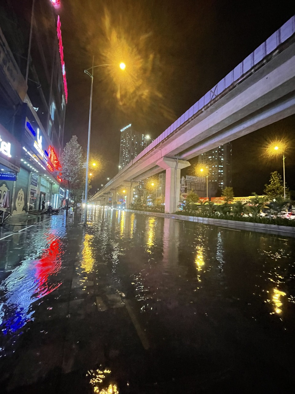 Hà Nội: Mưa lớn đúng giờ tan tầm khiến nhiều tuyến phố ngập nặng, ùn tắc - Ảnh 3