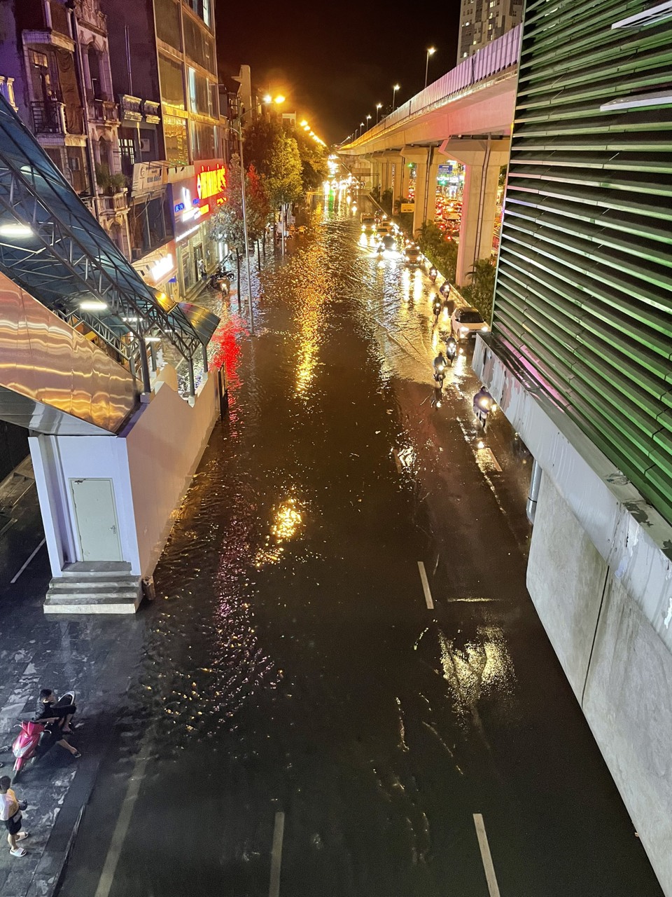Hà Nội: Mưa lớn đúng giờ tan tầm khiến nhiều tuyến phố ngập nặng, ùn tắc - Ảnh 5