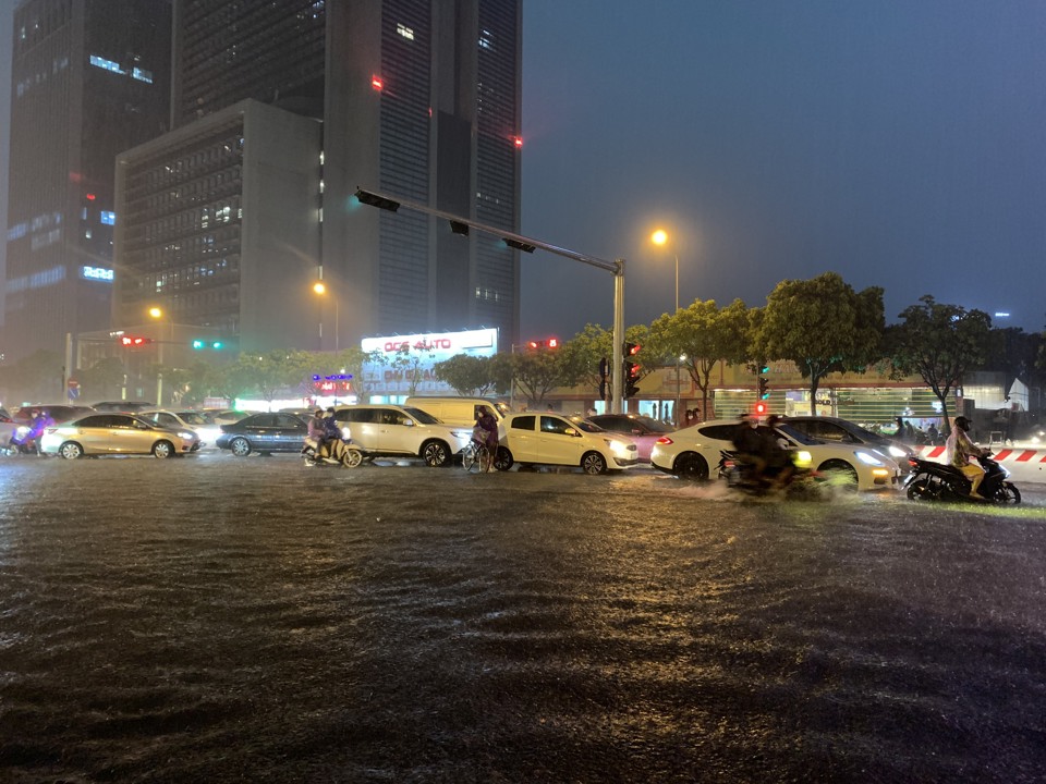 Hà Nội: Mưa lớn đúng giờ tan tầm khiến nhiều tuyến phố ngập nặng, ùn tắc - Ảnh 10
