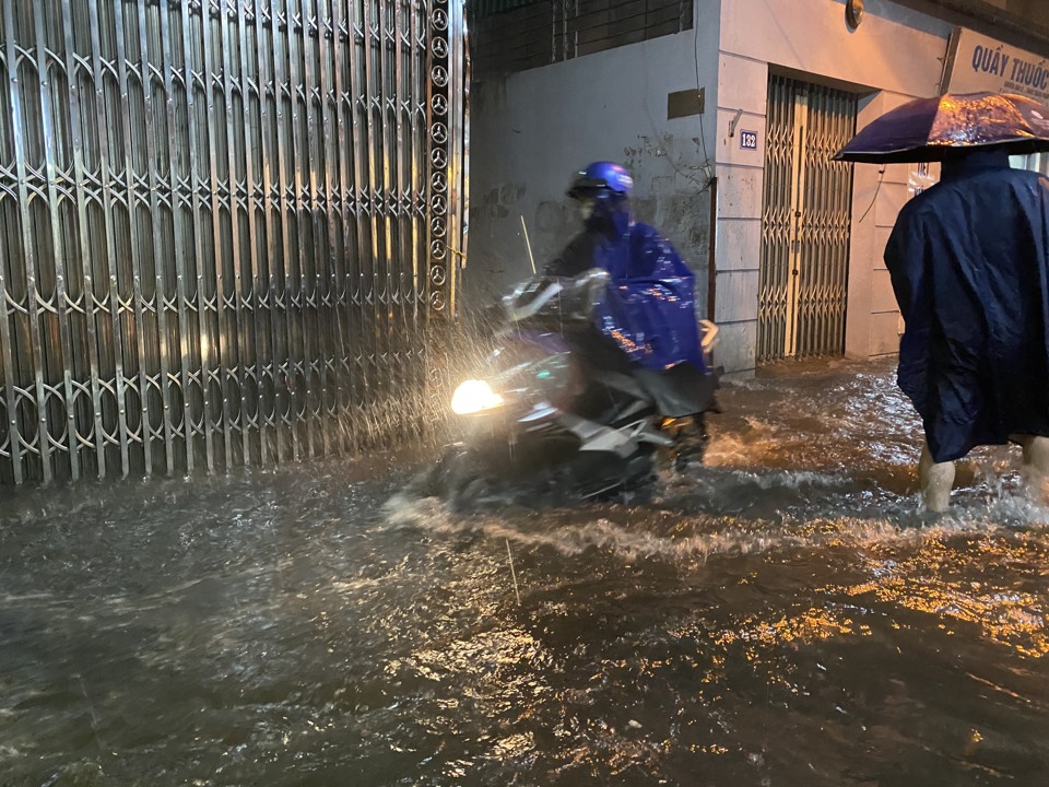 Hà Nội: Mưa lớn đúng giờ tan tầm khiến nhiều tuyến phố ngập nặng, ùn tắc - Ảnh 11