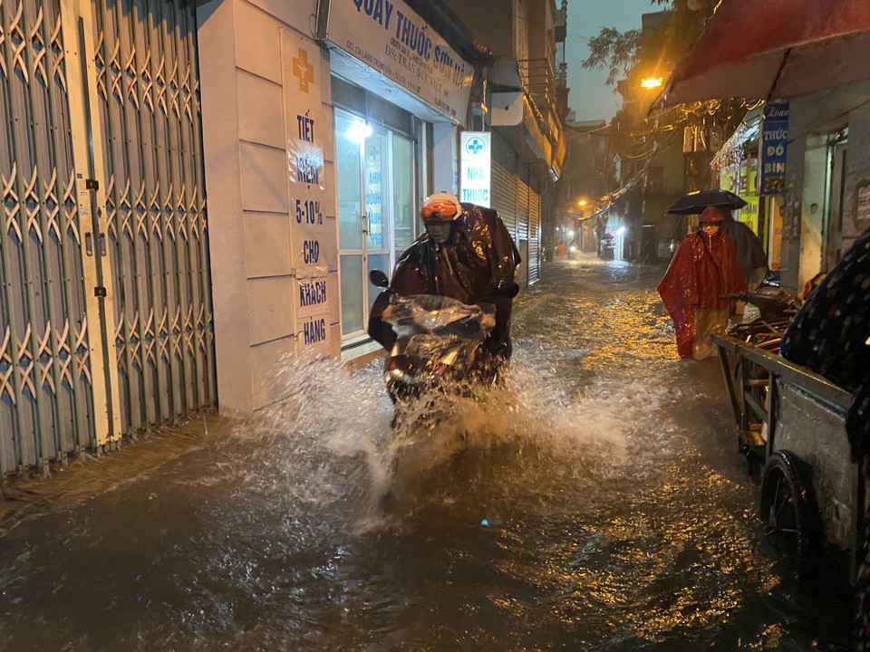 Hà Nội: Mưa lớn đúng giờ tan tầm khiến nhiều tuyến phố ngập nặng, ùn tắc - Ảnh 1