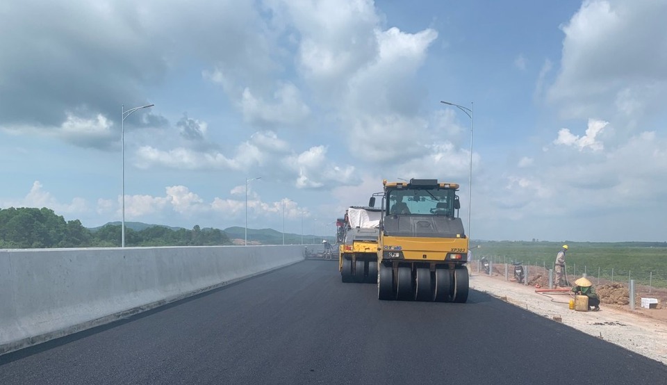 To&agrave;n tuyến cao tốc V&acirc;n Đồn - M&oacute;ng C&aacute;i dự kiến khai th&aacute;c tạm thời từ ng&agrave;y 1/8.