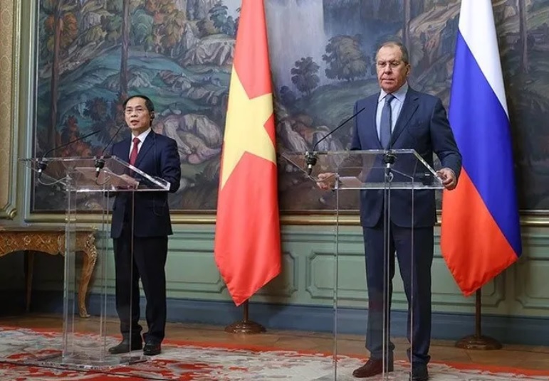 Bộ trưởng Bộ Ngoại giao B&ugrave;i Thanh Sơn v&agrave; Bộ trưởng Bộ Ngoại giao Nga Sergey Lavrov ph&aacute;t biểu tại cuộc họp b&aacute;o sau hội đ&agrave;m v&agrave;o th&aacute;ng 9/2021. Ảnh: Bộ Ngoại giao Nga.&nbsp;