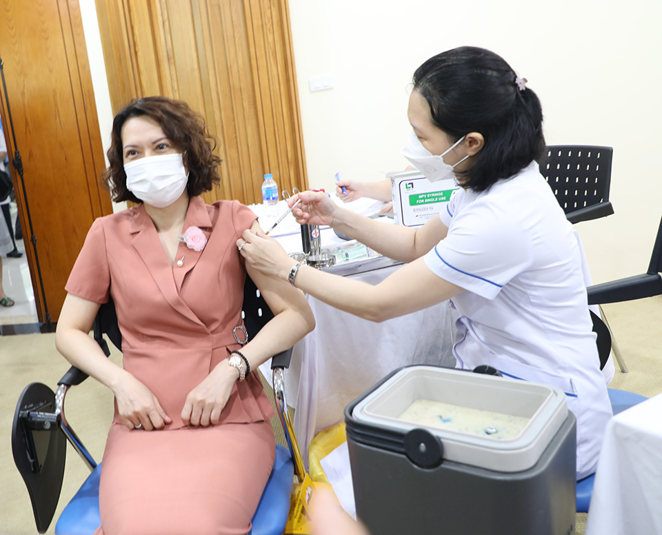 Thứ trưởng Bộ Y tế Nguyễn Thị Li&ecirc;n Hương ti&ecirc;m nhắc lại vaccine ph&ograve;ng, chống Covid-19.