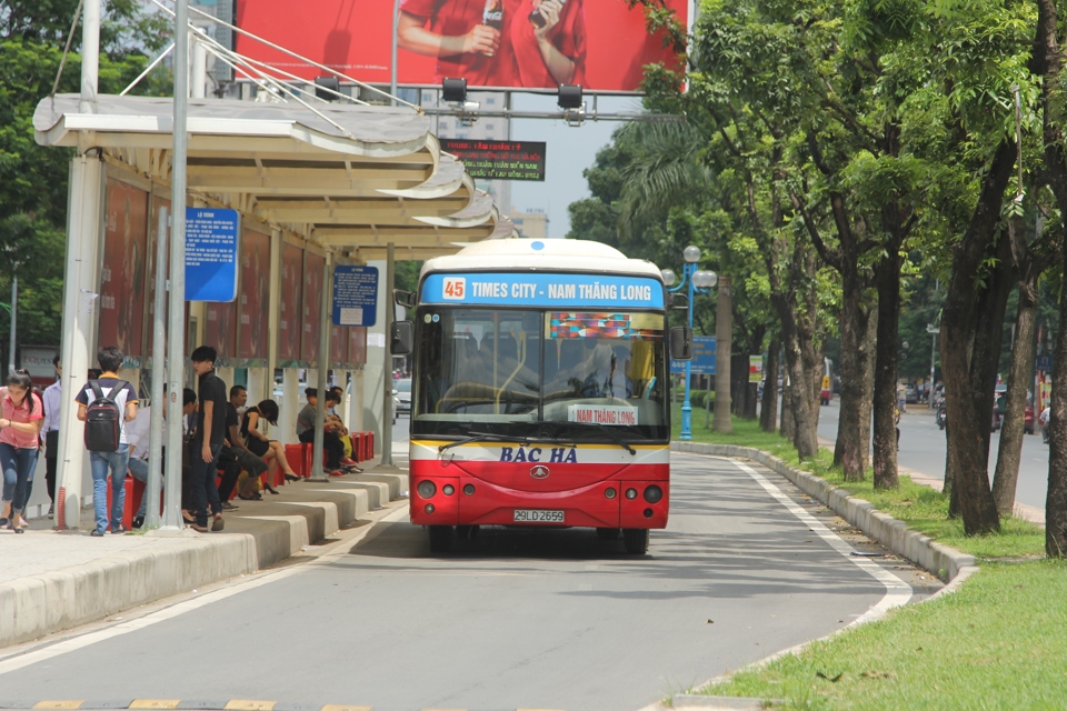 Xe buýt số 45 trên đường Hoàng Quốc Việt, Hà Nội. Ảnh: Phạm Hùng