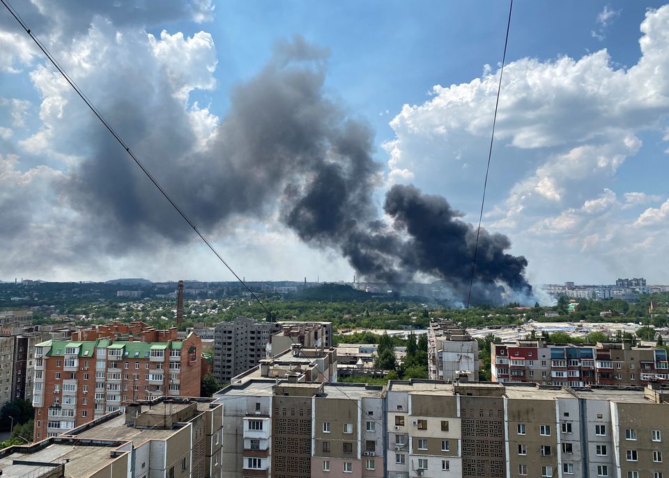 Kh&oacute;i bốc l&ecirc;n sau một cuộc kh&ocirc;ng k&iacute;ch ở TP Sloviansk. Ảnh: Reuters