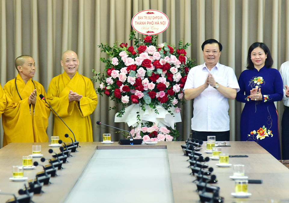 Bí thư Thành ủy Đinh Tiến Dũng tặng hoa chúc mừng Ban trị sự Thành hội Phật giáo Hà Nội lần thứ IX (nhiệm kỳ 2022 - 2027). Ảnh: Thanh Hải