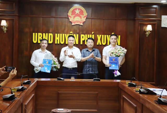 Chủ tịch UBND huyện Ph&uacute; Xuy&ecirc;n Nguyễn Xu&acirc;n Thanh trao quyết định, ch&uacute;c mừng v&agrave; giao nhiệm vụ cho hai c&aacute;n bộ được bổ nhiệm