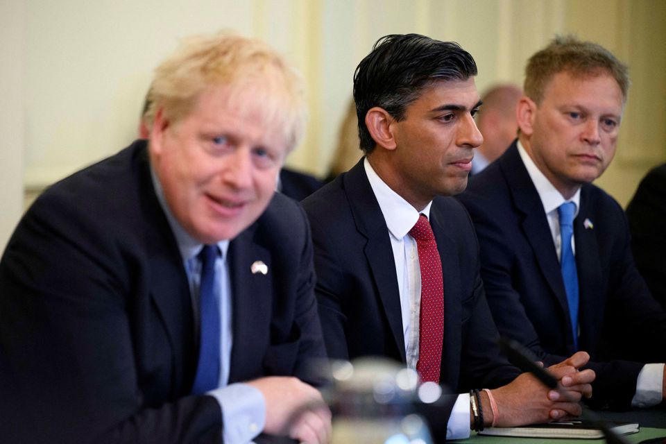 Bộ trưởng T&agrave;i ch&iacute;nh Anh Rishi Sunak (phải) ngồi cạnh Thủ tướng Anh Boris Johnson. Ảnh: Reuters