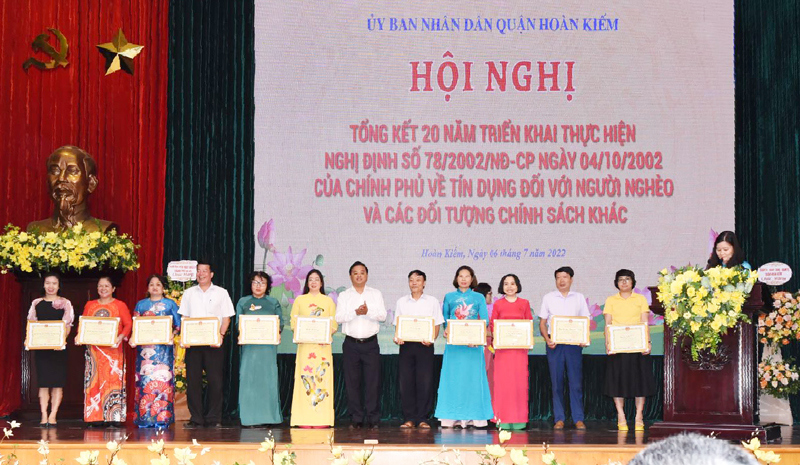 Ph&oacute; B&iacute; thư Thường trực Quận ủy Ho&agrave;n Kiếm Đinh Hồng Phong trao thưởng cho c&aacute;c tập thể, c&aacute; nh&acirc;n c&oacute; th&agrave;nh t&iacute;ch xuất sắc trong việc thực hiện Nghị định 78/2002/NĐ-CP