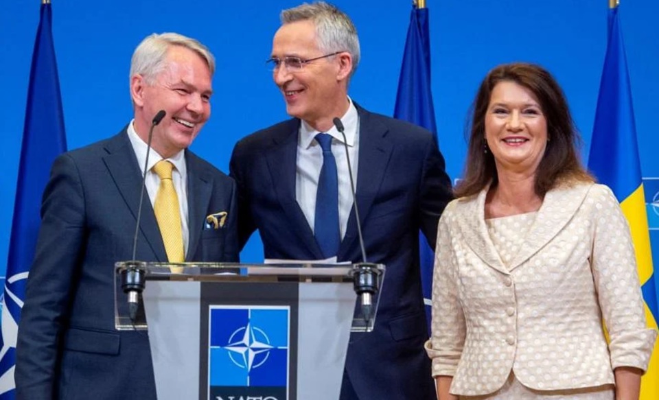 Ngoại trưởng Phần Lan Pekka Haavisto, Tổng thư k&yacute; Nato Jens Stoltenberg v&agrave;&nbsp; Ngoại trưởng Thụy Điển Ann Linde tại lễ gia nhập ng&agrave;y 5/7/2022. Ảnh: Reuters