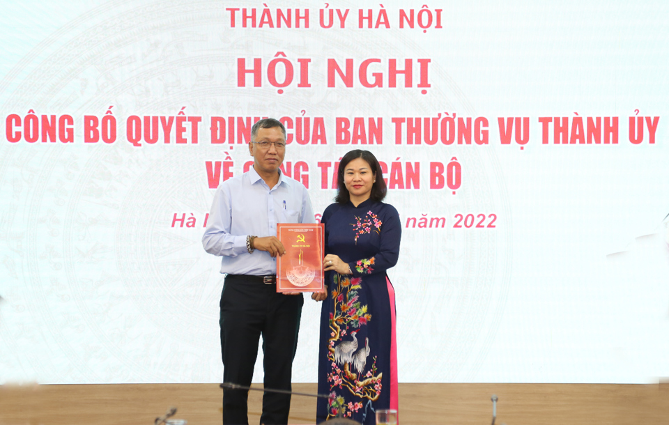 Phó Bí thư Thường trực Thành ủy Nguyễn Thị Tuyến trao quyết định Phó Tổng Biên tập báo Kinh tế & Đô thị cho ông Lê Hoàng Anh. Ảnh: Công Hùng