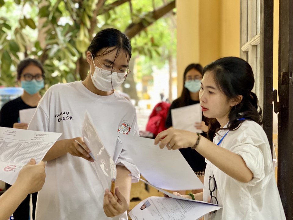 Cán bộ coi thi gọi thí sinh vào phòng thi tại điểm thi trường THPT Phan Đình Phùng