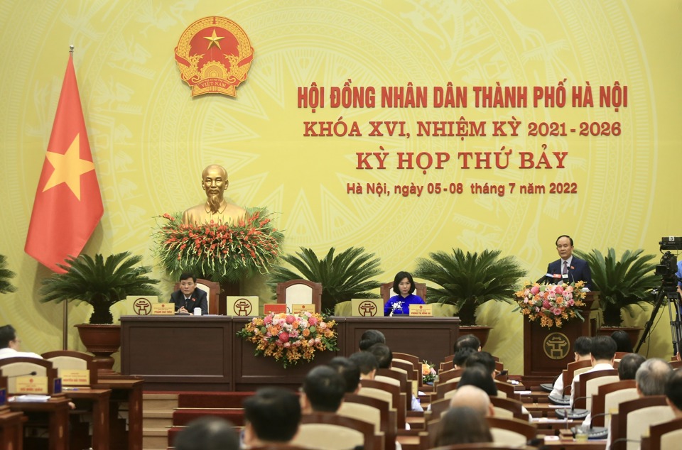 Chủ tịch HĐND TP Nguyễn Ngọc Tuấn điều h&agrave;nh phi&ecirc;n chất vấn