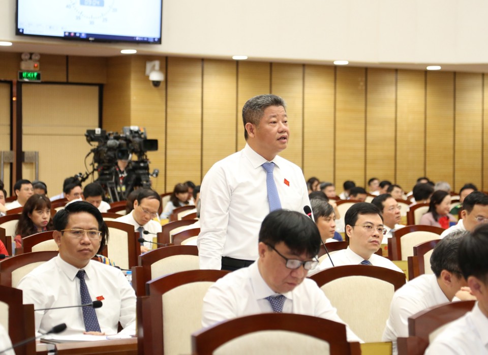 Ph&oacute; Chủ tịch UBND TP Nguyễn Mạnh Quyền trả lời vấn đề đại biểu quan t&acirc;m