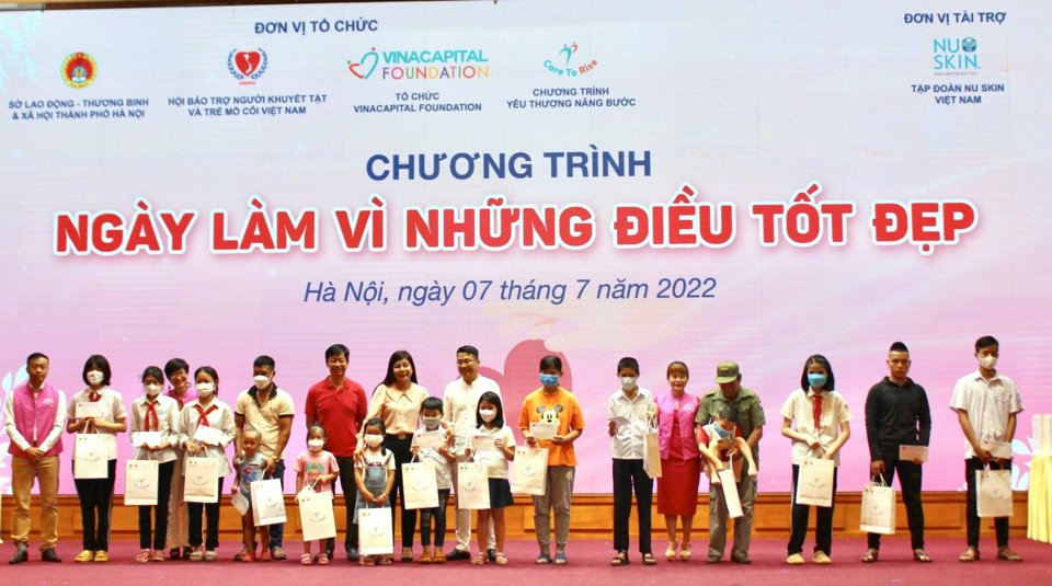 Ph&oacute; Chủ tịch UBND quận H&agrave; Đ&ocirc;ng Phạm Thị H&ograve;a c&ugrave;ng nh&agrave; t&agrave;i trợ trao học bổng v&agrave; qu&agrave; cho trẻ em.