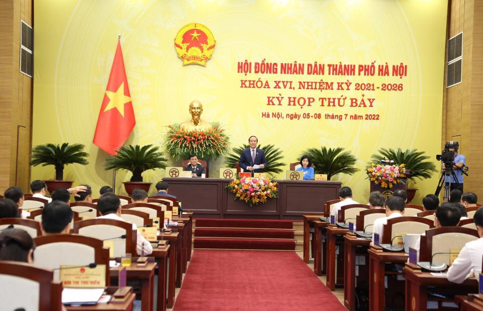 Chủ tịch HĐND TP Nguyễn Ngọc Tuấn điều h&agrave;nh phi&ecirc;n chất vấn&nbsp;