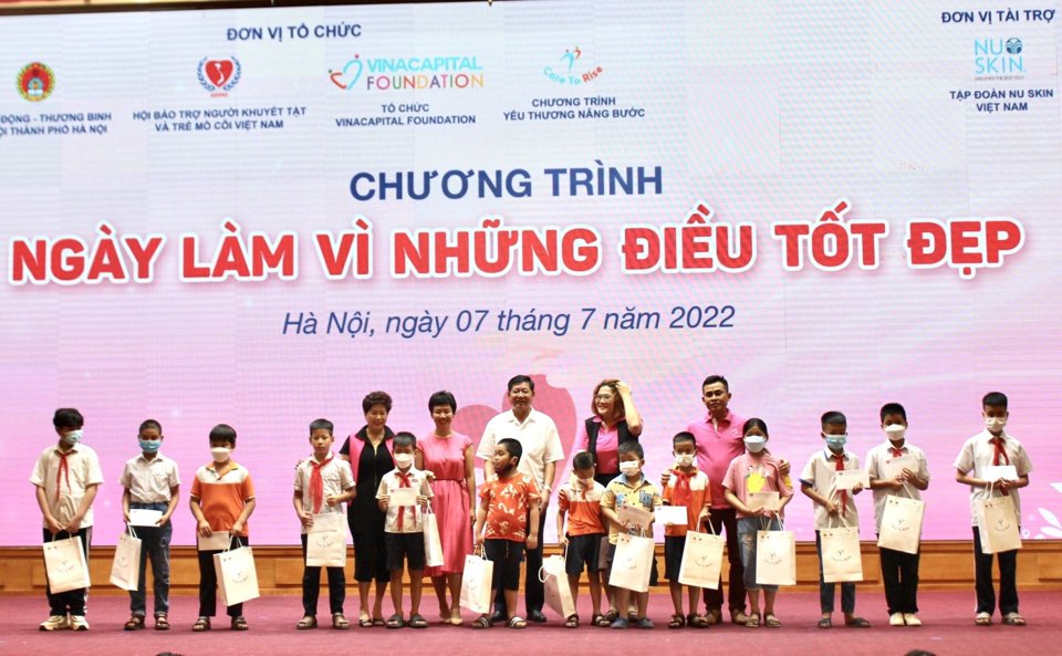 Ph&oacute; Gi&aacute;m đốc Sở LĐTB&amp;XH H&agrave; Nội Ho&agrave;ng Th&agrave;nh Th&aacute;i v&agrave; đại diện Tập đoo&agrave;n Nu Skin trao học bổng v&agrave; qu&agrave; cho trẻ em.