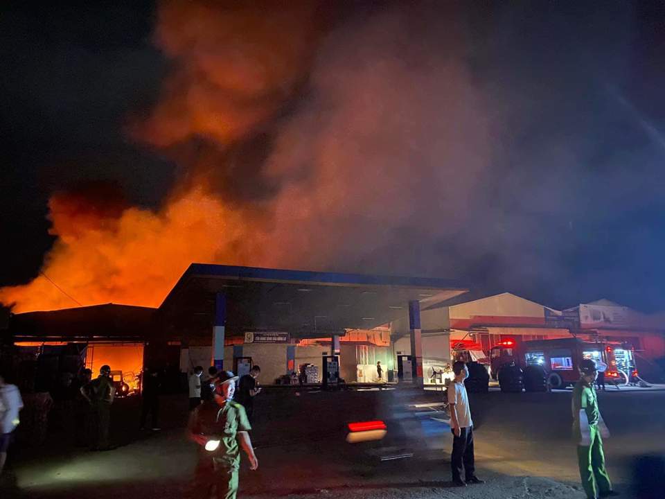 Hà Nội: Cháy lớn khu nhà xưởng cạnh cây xăng ở Quốc Oai - Ảnh 1