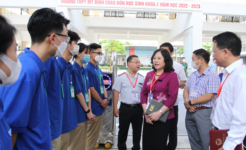Thú trưởng Bộ GD&ĐT Ngô Thị Minh hỏi thăm đội thanh niên tình nguyện- lực lượng rất nhiệt tình trong công tác tổ chức kỳ thi