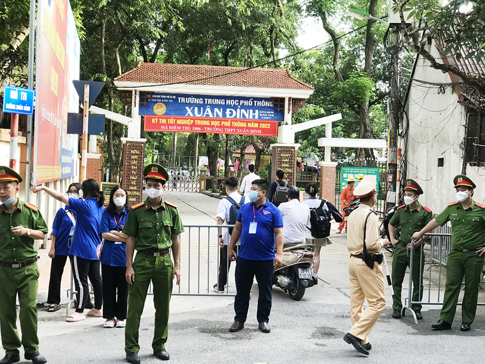 Lực lượng chức năng l&agrave;m nhiệm vụ hỗ trợ kỳ thi tại điểm thi&nbsp;trường THPT Xu&acirc;n Đỉnh.