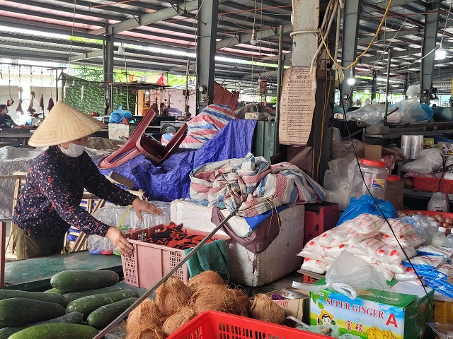 Hộp chữa ch&aacute;y bị mắc kẹt dưới c&aacute;c gian h&agrave;ng ở chợ C&agrave;y, huyện Thạch H&agrave;