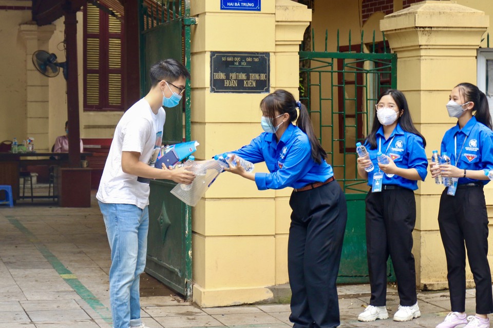 C&aacute;c t&igrave;nh nguyện vi&ecirc;n ph&aacute;t nước cho th&iacute; sinh .