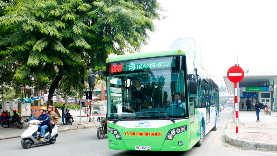 Xe bu&yacute;t BRT hoạt động tr&ecirc;n phố L&aacute;ng Hạ. Ảnh: Thanh Hải