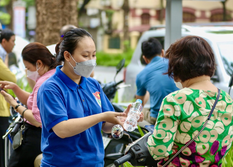 Đo&agrave;n thanh ni&ecirc;n cũng ph&acirc;n ph&aacute;t nước cho c&aacute;c bậc phu huynh chờ đ&oacute;n con tại địa điểm thi.