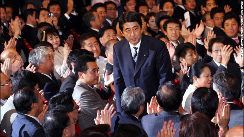 V&agrave;o năm 2006, ở độ tuổi 52, &ocirc;ng Shinzo Abe trở th&agrave;nh Chủ tịch đảng LDP, đồng thời trở th&agrave;nh Thủ tướng trẻ nhất Nhật Bản thời hậu chiến. Ảnh:&nbsp; CNN