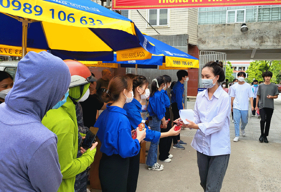 Hà Đông: Ấn tượng màu áo xanh tình nguyện tại các điểm thi THPT năm 2022 - Ảnh 1