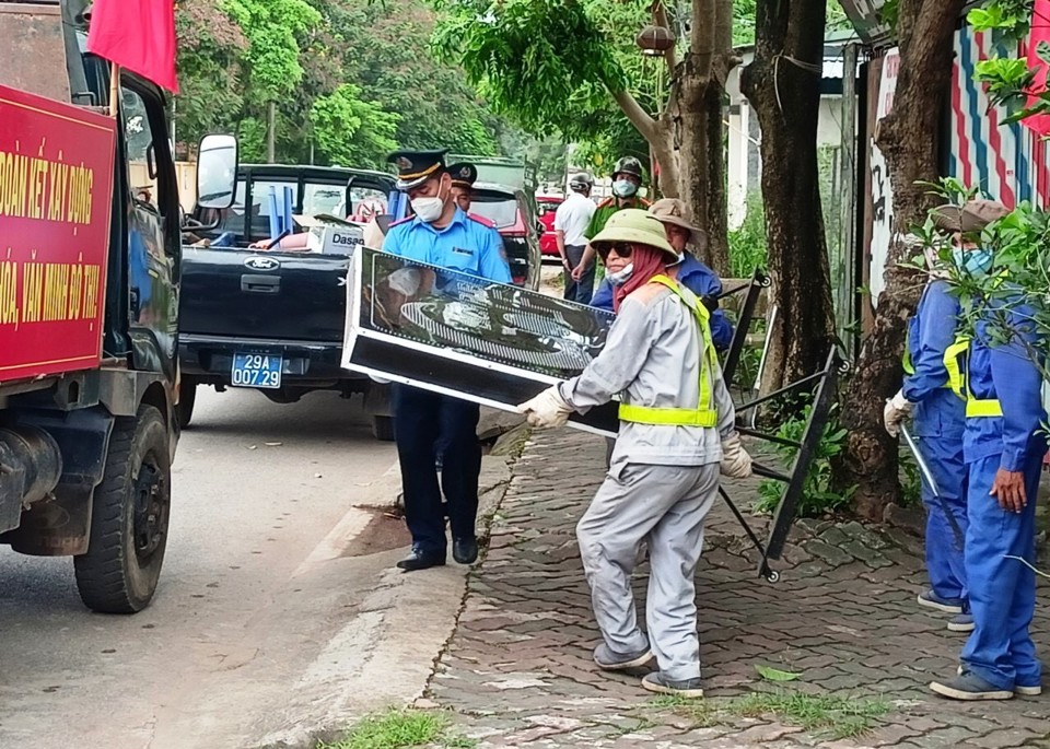 Bảng biển quảng c&aacute;o bị lực lượng chức năng thu giữ do lấn chiếm h&agrave;nh lang giao th&ocirc;ng đường bộ.