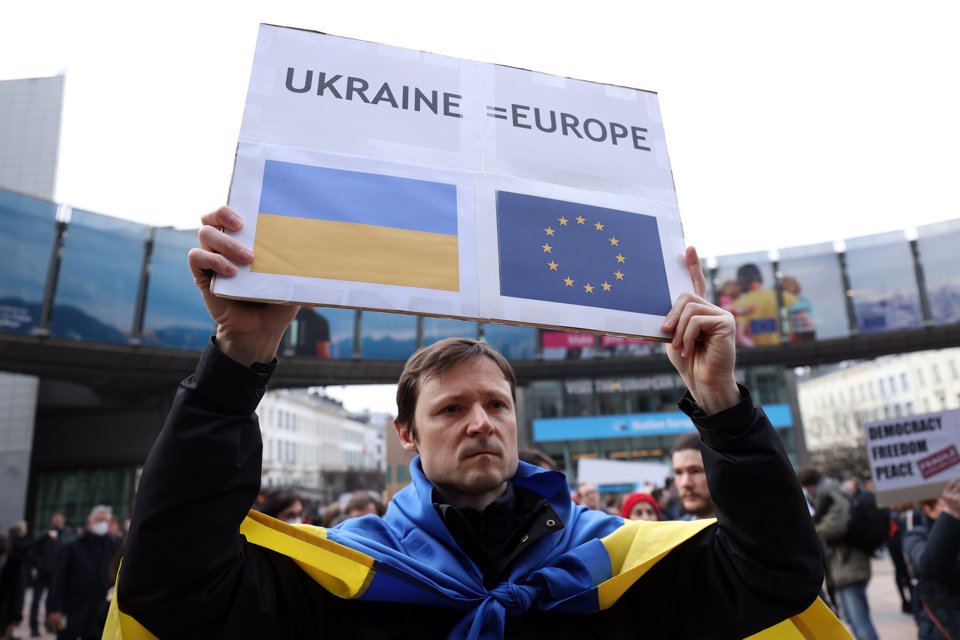 Người biểu t&igrave;nh ủng hộ Ukraine trước trụ sở của Li&ecirc;n minh ch&acirc;u &Acirc;u ở Brussels, Bỉ, v&agrave;o ng&agrave;y 1/3/2022. Ảnh: AFP
