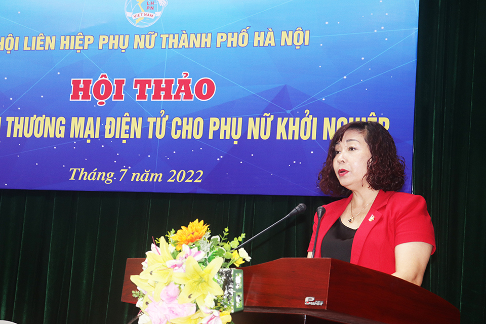Ph&oacute; Chủ tịch&nbsp;Hội LHPN H&agrave; Nội L&ecirc; Thị Thi&ecirc;n Hương ph&aacute;t biểu tại hội thảo.