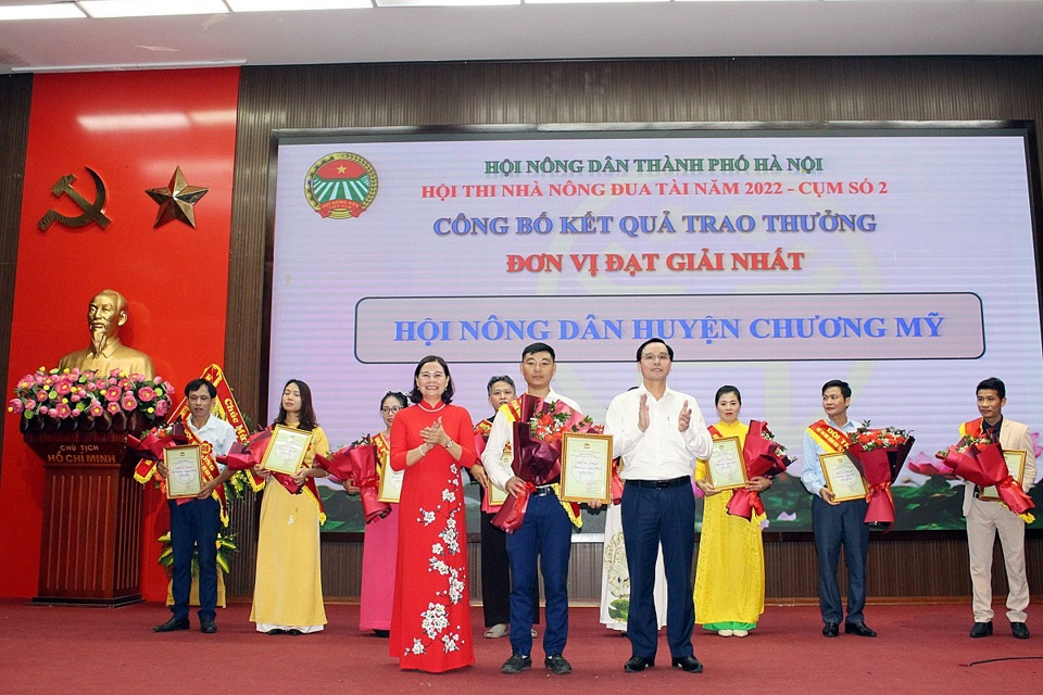 Ph&oacute; Chủ tịch Thường trực Hội N&ocirc;ng d&acirc;n TP Nguyễn Thị Hằng trao giải nhất cho đội thi huyện Chương Mỹ