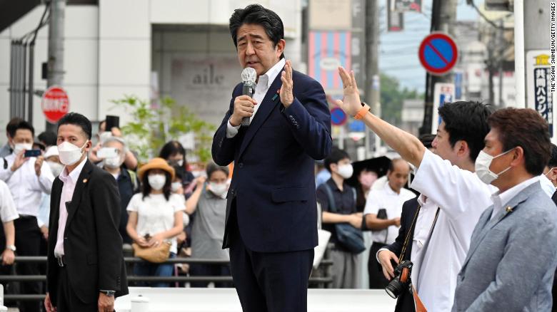 Cựu Thủ tướng&nbsp; Abe ph&aacute;t biểu tại Nara trước khi bị bắn s&aacute;ng ng&agrave;y 8/7. Ảnh: CNN