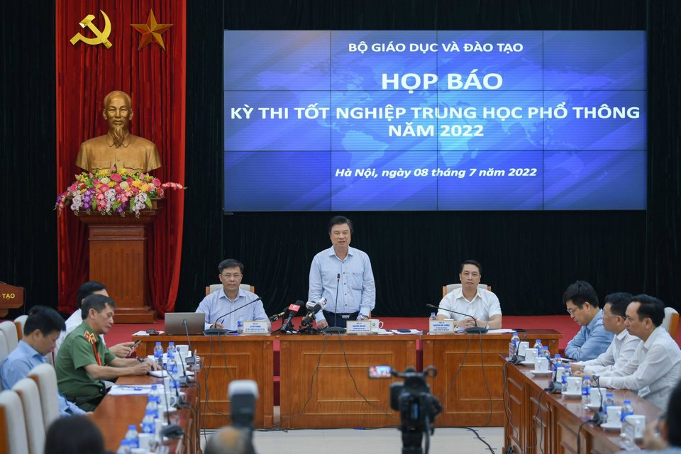 Thứ trưởng Bộ GD&ĐT Nguyễn Hữu Độ, Trưởng Ban chỉ đạo cấp quốc gia Kỳ thi tốt nghiệp THPT năm 2022 chủ trì cuộc họp báo