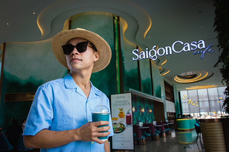 Thưởng thức ly Latte của Saigon Casa Ho Tram l&agrave; c&aacute;ch Adrian Anh Tuan bắt đầu ng&agrave;y mới khi đến Hồ Tr&agrave;m