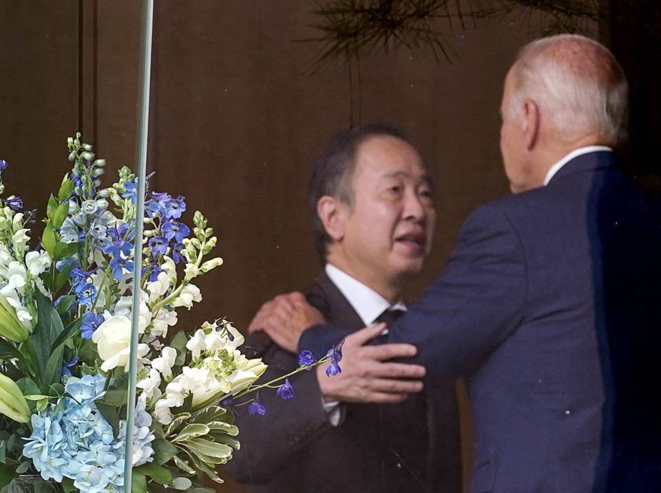 Tổng thống Mỹ Joe Biden gửi lời chia buồn cựu Thủ tướng Shinzo Abe từ trần với Đại sứ Nhật Bản tại Mỹ&nbsp; Tomita Koji h&ocirc;m 8/7. Ảnh: Reuters